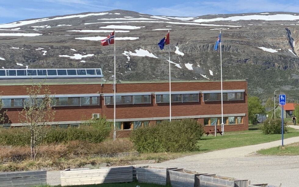 Illustrasjonsfoto viser at flaggene er heist utenfor Porsanger rådhus 7. juni
 Foto: Lisbeth Myrvang