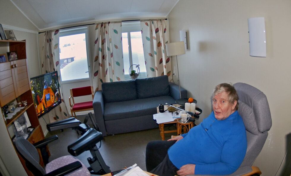Yngvar Svendsen opplever utrygghet for egen helse og sikkerhet i de nye omsorgsboligene i Mehamn. Det finnes ingen rømningsveier utenom hoveddøren inn til leiligheten.
 Foto: Inge Bjørn Hansen