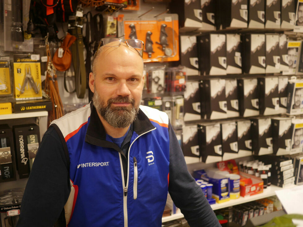 – Turister er en meget viktig kundegruppe for den lokale sportsbutikken, sier daglig leder for Intersport i Honningsvåg, Frank Roy Nilsen.
 Foto: Geir Johansen