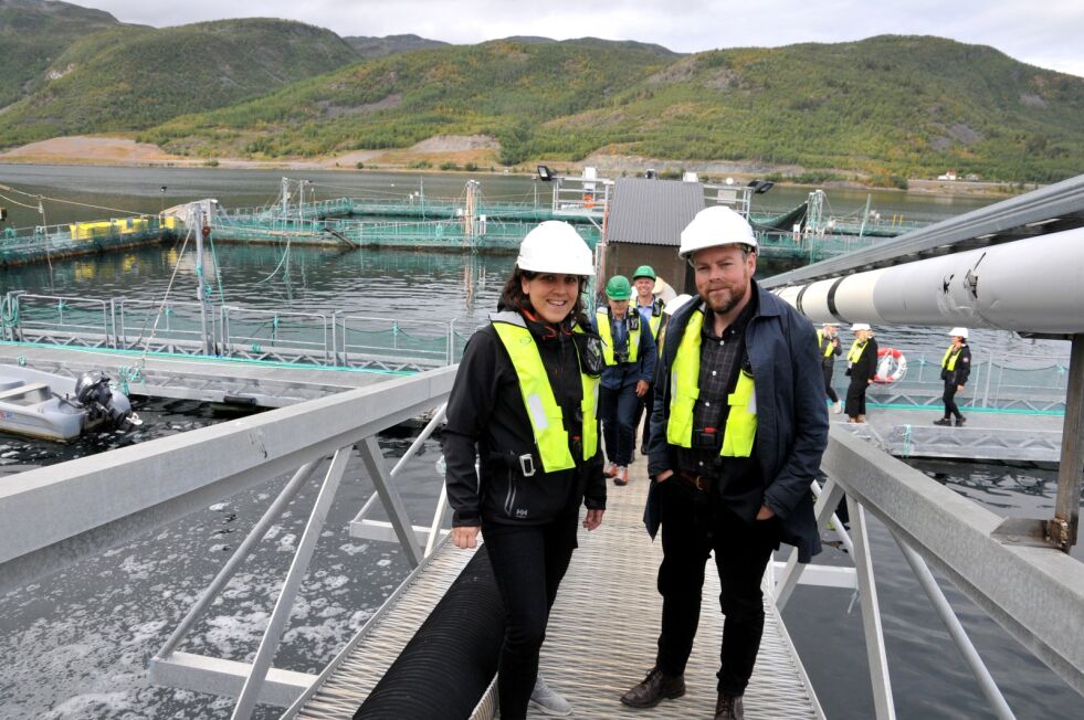 Næringsminister Torbjørn Røe Isaksen var nylig på Grieg Seafood Finnmark sitt slakteri på Simanes i Alta, der han fikk omvisning av fabrikksjef Stine Torheim, med lokale politikere og Alta kommune på slep.
 Foto: Rita Heitmann