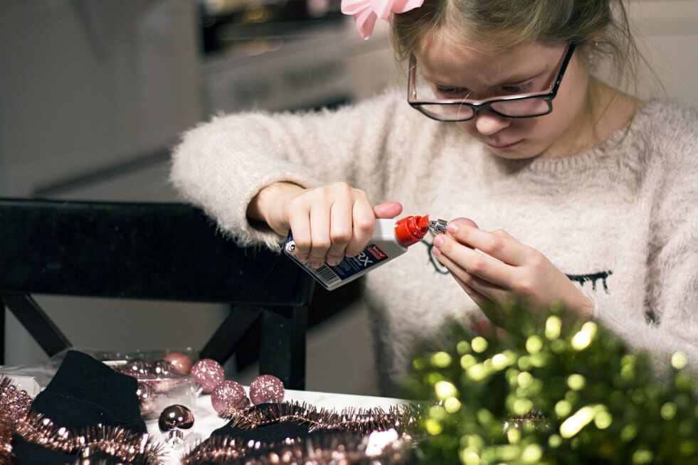 «Ugly christmas sweater» eller «stygg julegenser» har blitt veldig populært verden over. Slike gensere kan kjøpes, men hvorfor ikke lage selv? Det er mye triveligere!
 Foto: June  Helén Bjørnback