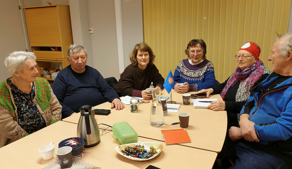 De som var med på pratekvelden: Fra venstre Laila Johansen, Arne Hansen, Gro Raattama, Sonja Magnhild Nyby, Liv Annie Johansen og Jan Persen, leder i Ruijan kväänit Lemmijokilaiset.
 Foto: Asfrid Karlsen
