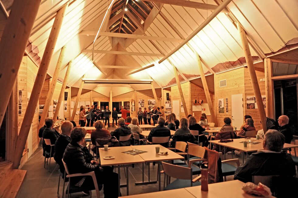 Porsangerne er et blandet kor der målet er å fremme sang- og musikkglede i Porsanger. Tirsdag kveld holdt koret konsert i Børselv.
 Foto: Hannah Persen