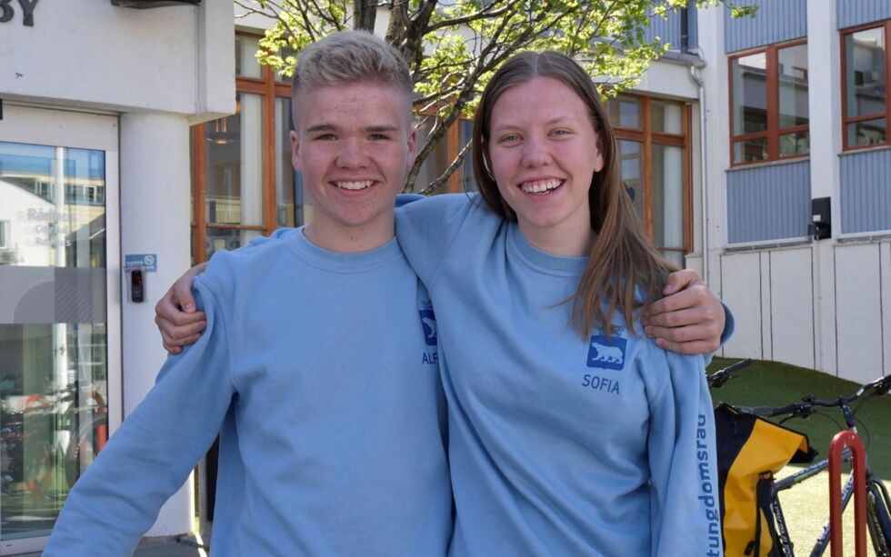 Alf–Emil Urbrott Svendsen (15) og Sofia Liland Olaussen (16) fra Neverfjord sitter i ungdomsrådet i Hammerfest kommune.
 Foto: Cecilie Ditløvsen