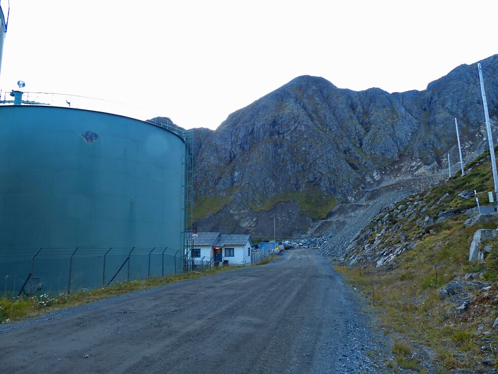 I Kobbhola graves det nå ut tomt for det nye tankanlegget i Honningsvåg. Det viser seg at forurenset masse fordyrer anleggsarbeidet.
 Foto: Geir Johansen