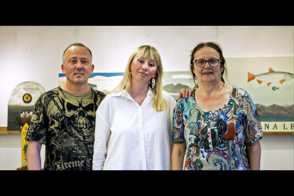 Sist lørdag hadde German utstilling på Beassi kulturstasjon i Karasjok. Her er han sammen med kona Nataliia Shagabutdinova, og Brita Kåven ved kulturstasjonen.
 Foto: June Helén Bjørnback
