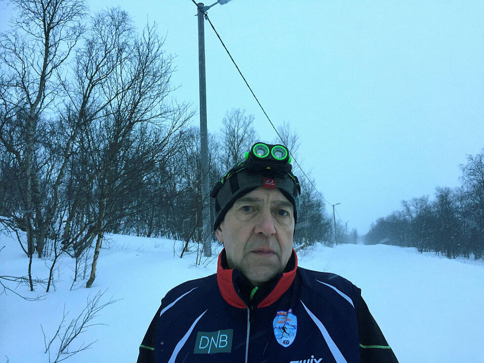 Trond Mi­chel­sen mis­li­ker sterkt at løy­pe­kjø­ring nå pri­va­ti­se­res, og me­ner klart at det er et off­ent­lig an­svar å sør­ge for gode for­hold for ski­lø­pe­re av al­le ka­te­go­ri­er i den kom­mu­na­le lys­løy­pa.
 Foto: Hallgeir Henriksen