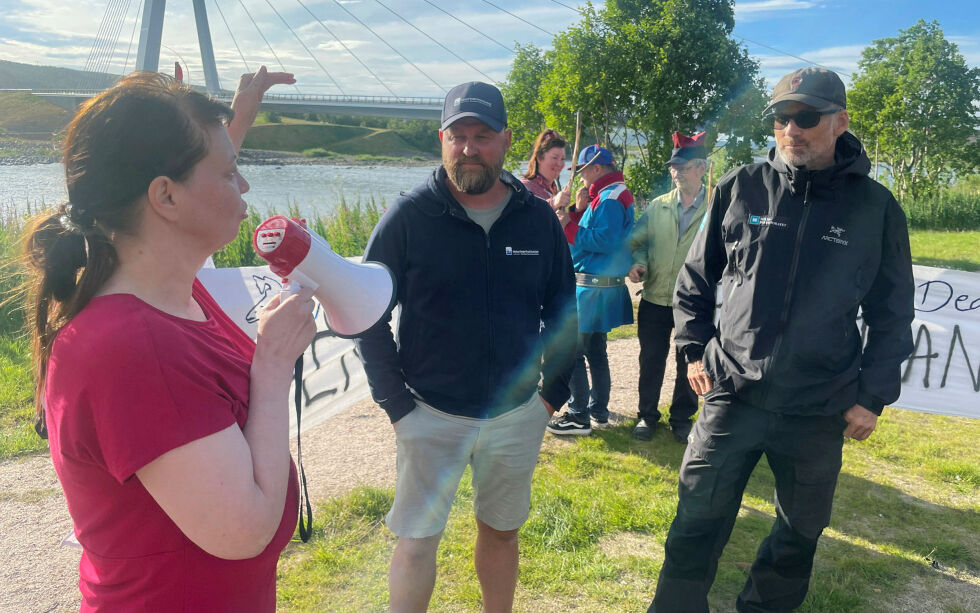 Anne Nuorgam var en av demonstrantene som mener myndighetenes felle bare gjør vondt verre for bestandene av tanalaks. I midten Roar Sandodden og til venstre Sturla Brørs.
 Foto: Birgitte Wisur Olsen