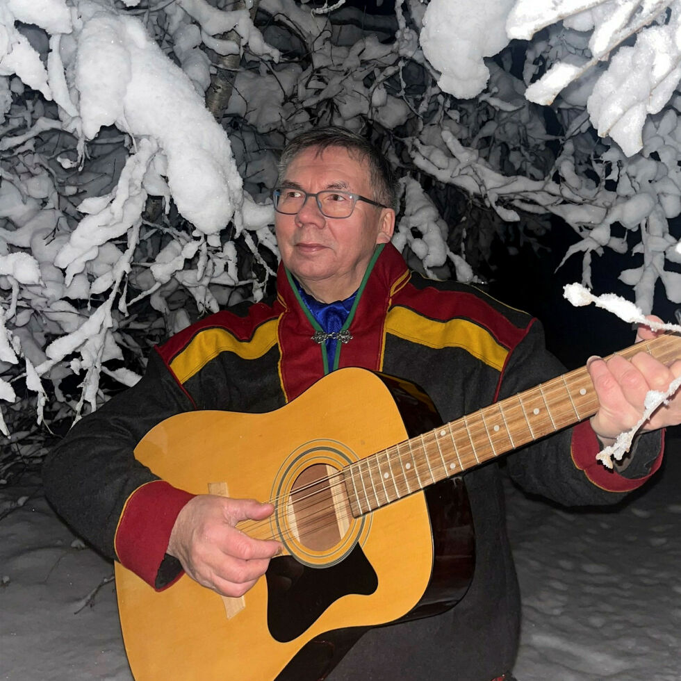 Viktor Trosten synger på samisk og legger låtene ut sånn at folk kan høre dem på for eksempel You Tube.
 Foto: Privat