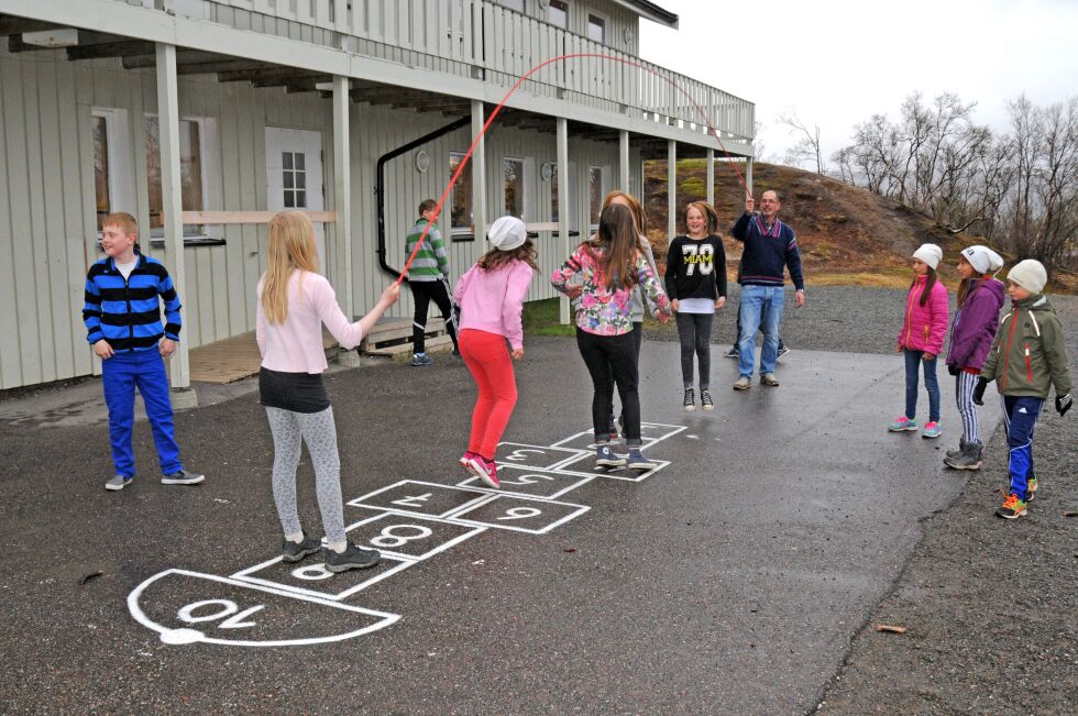 Elevene ved Tana Montessoriskole hoppet mest i Finnmark og stakk av med seieren i Nasjonalforeningen for folkehelsen sin årlige konkurranse i fjor. I fjorten dager hoppet de én time daglig. De er deltakere i år også.
 Foto: Arkiv