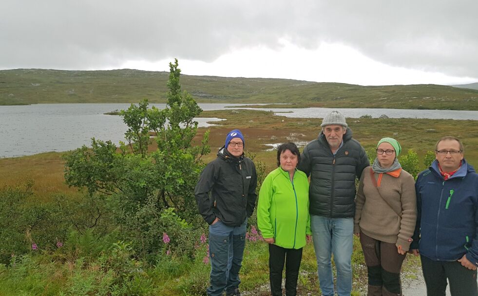 Fra venstre Mads Kappfjell, Betty Kappfjell, Kjell M. Derås, Elle Ristiinna Utsi og Nils Johan Kappfjell ved området rundt Kalvvatnan, der de alle har kjempet mot etablering av vindkraftverk. Derås er klar i sin tale og kaller henvendelsen fra Norsk Vind Energi AS nå nylig på grensen til hva norsk lov tillater.
Foto: Privat