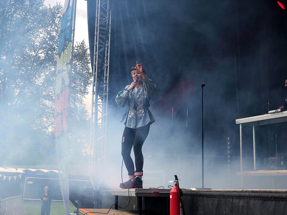 ISÁK lagde topp stemning på lørdagen. Bandet består av vokalist Ella Marie Hætta Isaksen, produsent Daniel Eriksen og trommeslager Aleksander Kostopoulos.
 Foto: Hannah Persen