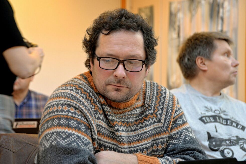 Øyvind Lindbäck føler seg litt dolket i ryggen av sine egne etter at kommunestyret degraderte ham fra styreleder til varamedlem uten å varsle han først.
 Foto: Sonja E. Andersen (arkiv)