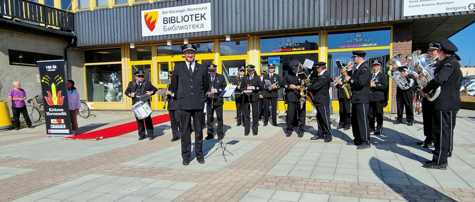 En smilende dirigent, Lars Dreierstad, med Kirkenes Hornmusikk, som er klare til åpningen av Kirkenesdagene.
 Foto: Hill Haga