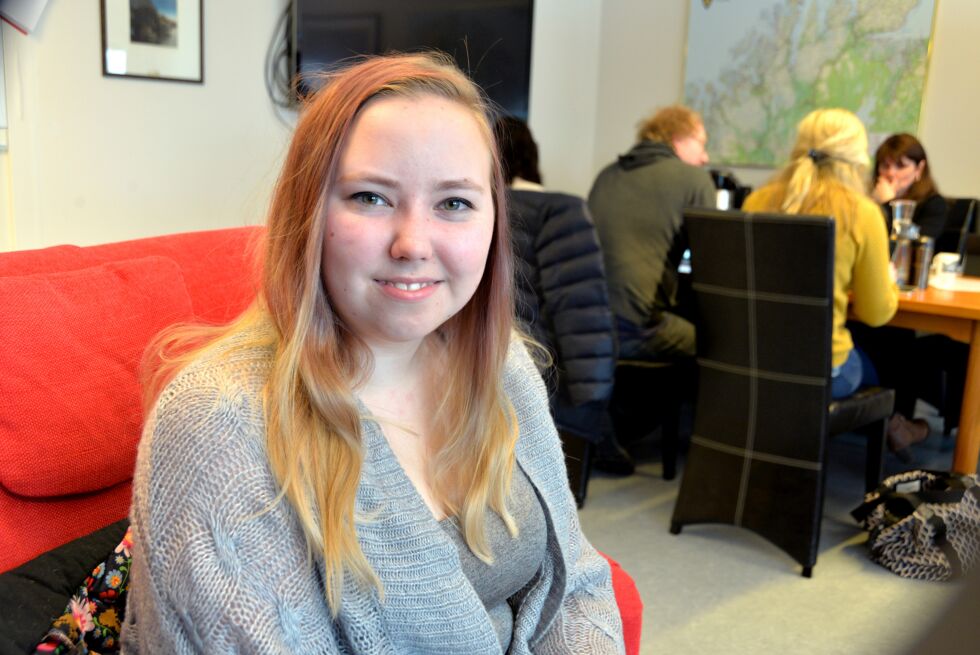 Anette Skogen Myrheim smiler optimistisk etter at formannskapet vedtok at Porsanger kommune skal ta inn flere lærlinger.
 Foto: Sonja E. Andersen