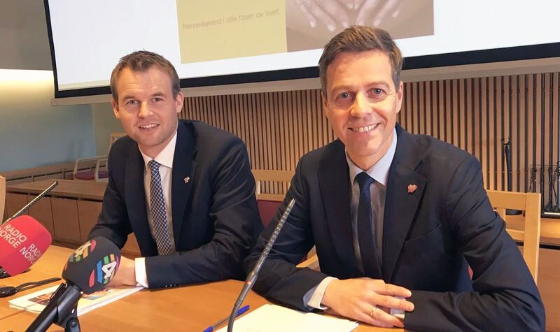Finanspolitisk talsperson Kjell Ingolf Ropstad og partileder Knut Arild Hareide legger fram KrFs alternative statsbudsjett 2018, hvor ingen samiske bønner ble hørt.
 Foto: Kristenlig folkeparti