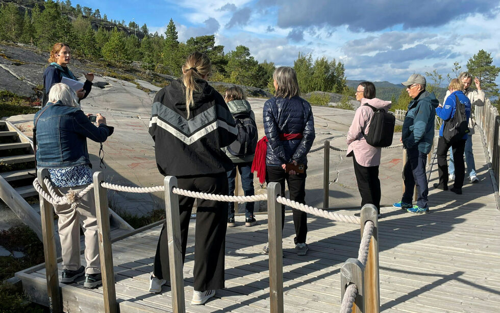 Vår guide fra museet var en meget flink formidler. Turen på helleristningene ble en lærerik opplevelse.
 Foto: Trygve Nilsen