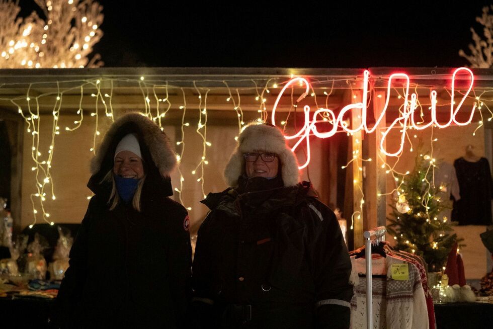 Eirin Utsi (til venstre) og Inger Anita Knutseth Jenssen er fornøyde etter dagens julemarked. Siv Anita Biti-Helander manglet på dagens bilde.
 Foto: Therese N. Andersen
