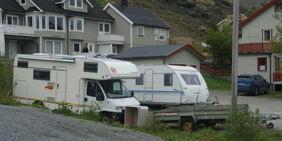 En bobil, ei campingvogn og en tilhenger har i lengre tid blitt stående nær et boligfelt i Storbukt. Nå krever Øystein Gabrielsen at Nordkapp kommune tar initiativ for å fjernet kjøretøyene.
 Foto: Geir Johansen
