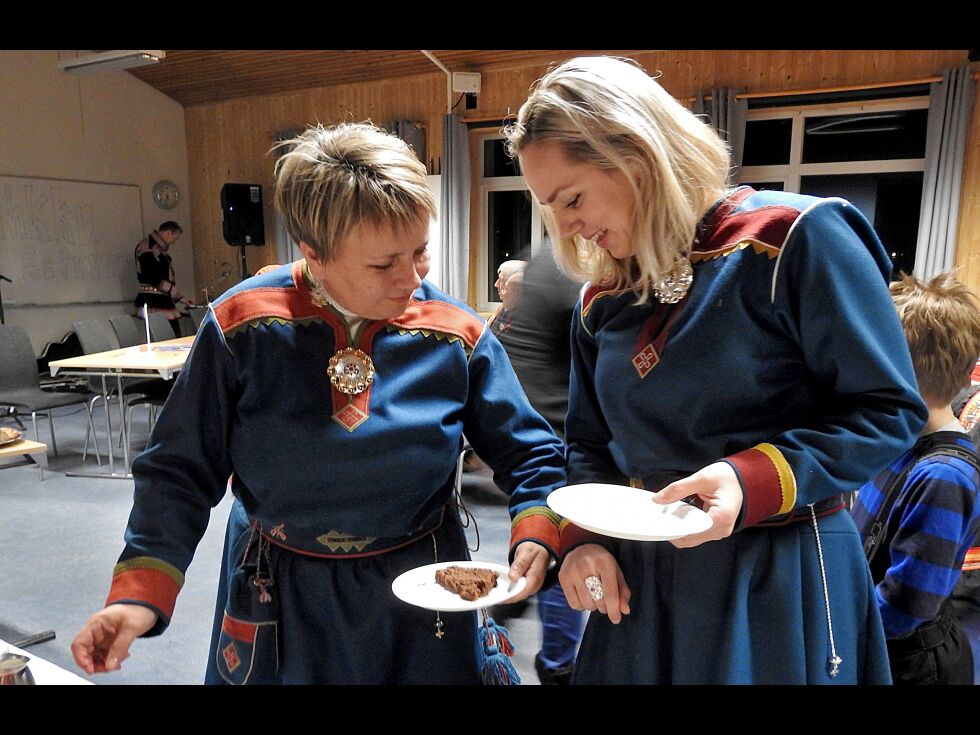 Varaordfører Cecilie Gjennestads søknad om fritak fra politiske verv skal behandles i et ekstraordinært kommunestyremøte fredag 2. mars. Her sammen med ordfører Aina Borch under årets feiring av samenes nasjonaldag 6. februar.
 Foto: Kristin Marie Ericsson