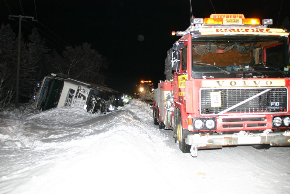 To redningsbiler måtte til for å få denne traileren med 24 tonn laks opp fra grøfta
 Foto: Privat