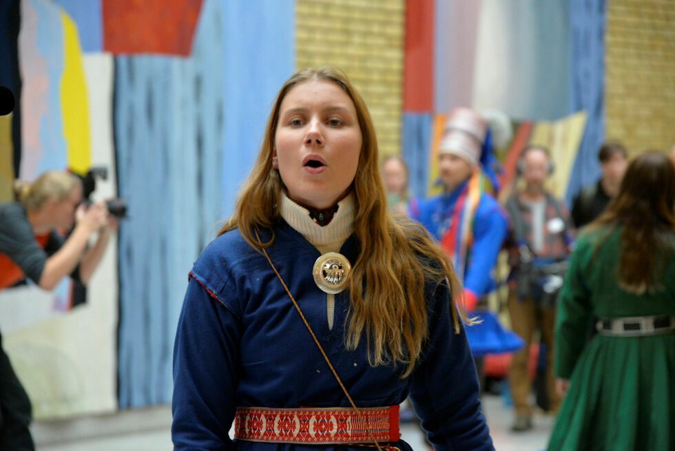 Ella Marie Hætta Isaksen, her under joikeaksjonen i Stortingets vandrehall 11. oktober 2023, i anledning toårsdagen for Fosen-dommen.
 Foto: Steinar Solaas
