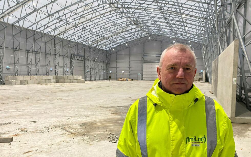Daglig leder Svein Tønnessen i Finnmark Miljøtjeneste AS ser frem til å få flyttet sorteringen inn, og medgir samtidig at prosjektet ble langt dyrere enn de først hadde sett for seg. Foto: Marius Thorsen