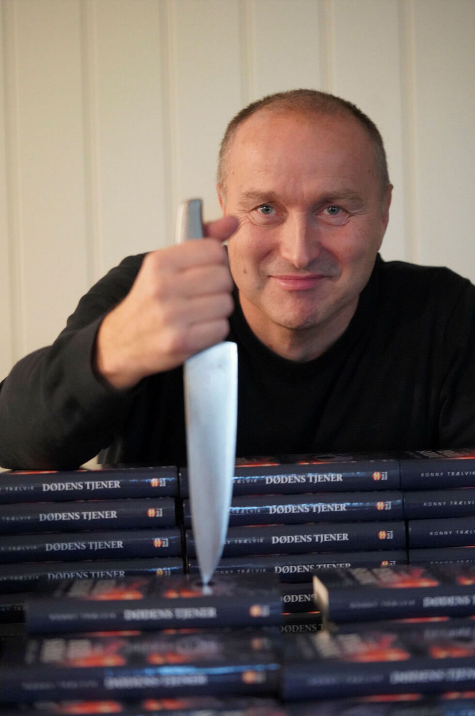 – Jeg elsker å skrive krim, og jeg er veldig spent på mottakelsen denne gang, forteller forfatter Ronny Trælvik.
 Foto: Bok i Nord