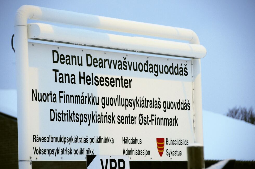 Tana helsesenter huser fastlegene i Tana kommune. Nå vil konsultasjonene hos disse gå ned fra 20 til 15 minutter, for å få ned køen av pasienter som ønsker konsultasjoner.
 Foto: Arkiv