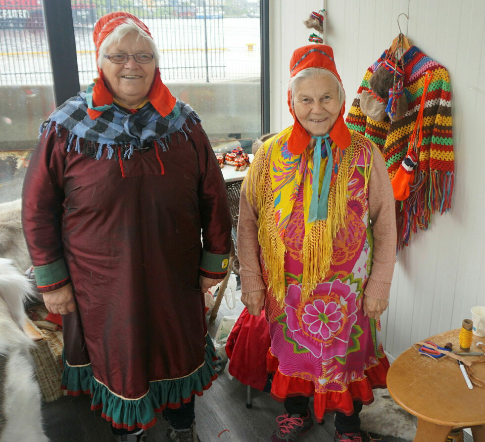 Berit Marie Kemi (til venstre) og Karen Marie Somby er på plass i ny salgsbu for å selge suvenirer til turister som kommer til Honningsvåg.
 Foto: Geir Johansen