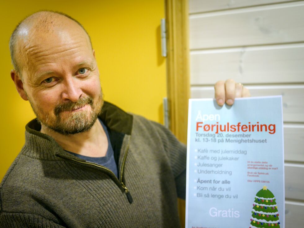 Torsdag 20. desember blir det førjulsfeiring på Nordkapp menighetshus, med julemat, kaffe og kaker, julesanger og underholdning. Sogneprest Onar Haugli deltar i arbeidet med å forberede feiringen.
 Foto: Geir Johansen