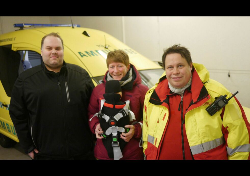 Jordmor i Nordkapp, Merete Bjøru, og ambulansesjåfør Fred Magne Johansen (til høyre) uttrykker stor takknemlighet for at Daniel Andersen (til venstre) kjøpte inn utstyr som gjør at babyer sikres bedre under ambulansetransport. FOTO: GEIR JOHANSEN