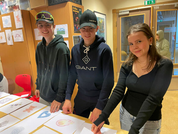 Fullt hus for innsamling til inntekt for ukrainske barn