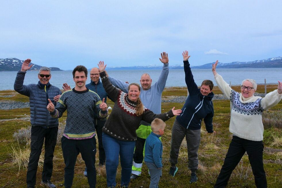 Dugnadsgjengen på fotballbanen i Kokelv hvor festivalen skal arrangeres. Sjøen og utsikten utover fjorden er et godt utgangspunkt for en festival. På bildet (fra venstre) Bjørnar Paulsen, Jakob Svendsen Coad, Jan Arvid Johansen, Trine Berg, Yngvar Leinan Pedersen, Ann-Kristin Larsen, Grete Svendsen og Lille Simon i forgrunnen.
 Foto: Trine Berg