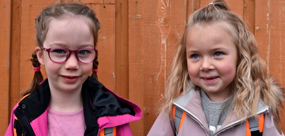Emma Evgenia Greiner og Emma Helena Kollevåg Busæt sin første skoledag på Lakselv barneskole.
 Foto: Kristin Antonie Humstad