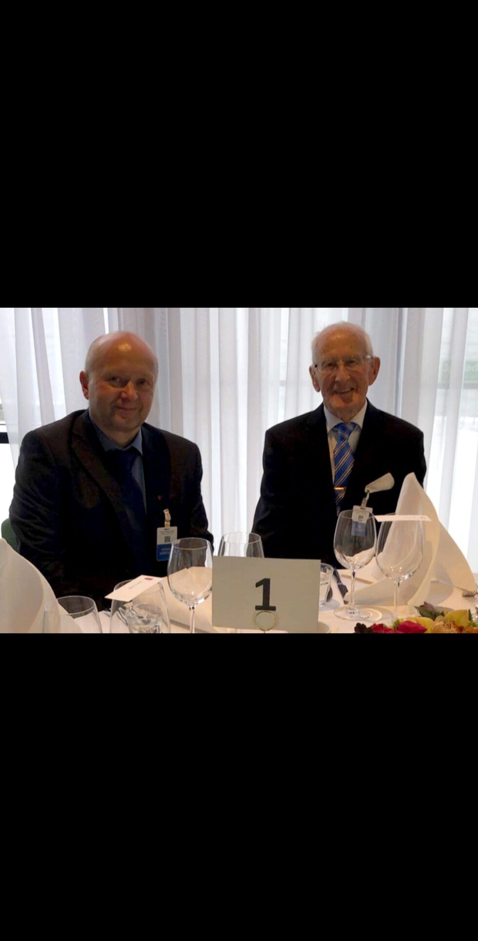 Kultursjef Harald Sørensen i Sør-Varanger kommune tar nå grep for at 96 år gamle Alf Hojem skal få sin velfortjente regjeringens minnemedalje. Her ser vi de to under regjeringas lunsj 25. oktober i Kirkenes.
Foto: Privat