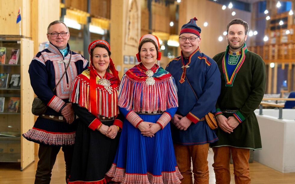 Sametingsrådet har utarbeidet nordområdepolitikk som de inviterer plenum til å vedta. Fra venstre Hans Ole Eira (Sp), Silje Karine Muotka (NSR), Aili Keskitalo (NSR), Henrik Olsen (NSR) og Mikkel Eskil Mikkelsen (NSR). Foto: Christina Gjertsen