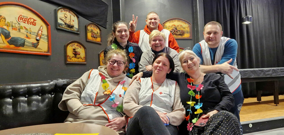 En spent gjeng av frivillige som venter på gjestene. Nederst fra venstre Tetiana, Anastasiia, Merete Eriksson (læreren deres). I rekka bak fra venstre Natalia, Nataliia og Ihor. Bakerst Aleksander.
 Foto: Hill Haga