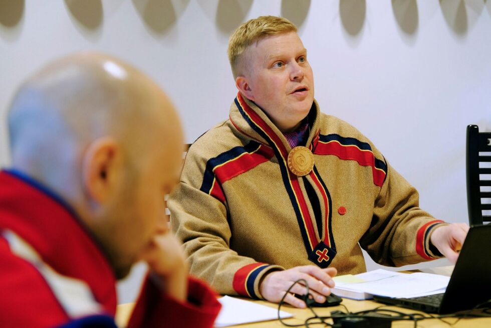Ronny Wilhelmsen (Ap). Til venstre plenumsleder Tom Sottinen fra samme parti.
 Foto: Bargiidbellodat