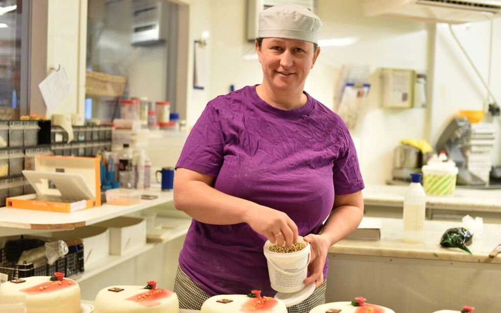 Lakselv bakeri har levert baker- og konditorvarer i mer enn 40 år. Therese Hansen forteller at deres marsipankake med jordbærfyll er den aller største favoritten blant kundene.
 Foto: Irene Andersen