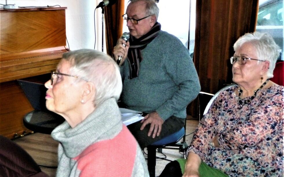 Folkeakademiet i Vadsø, ved leder Elna Andersen inviterte til solfest sist fredag. Til venstre Trygg Jakola og i forgrunn Målfrid Ovanger.
 Foto: Bjørn Hildonen