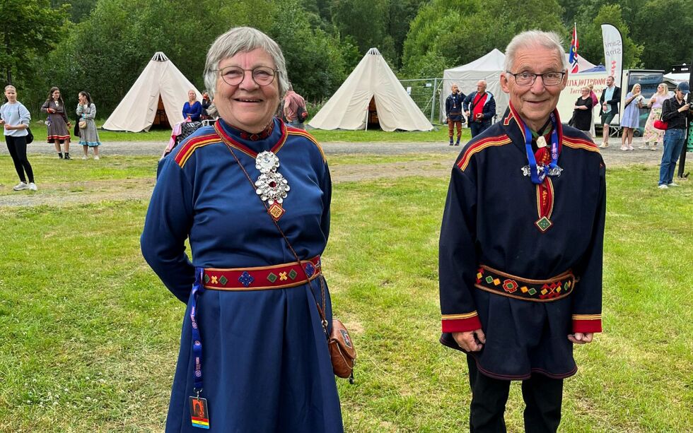 Ek­te­par­et Ruth og Per Larsen fra Skar­da­len i Kåfjord fikk Buošši-pris­en.
 Foto: Elin M. Wersland