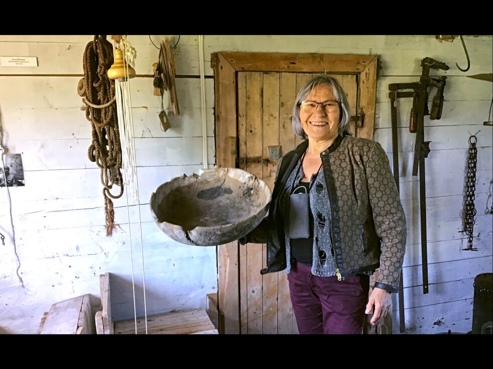 Annelise holder funn av en gárri (en rikule). Størrelsen tilsier at den neppe er laget fra tre i Finnmark. Så hvor kommer den fra?
 Foto: Jan T. Larsjord