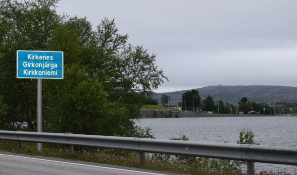 Trespråklig skilting på plass