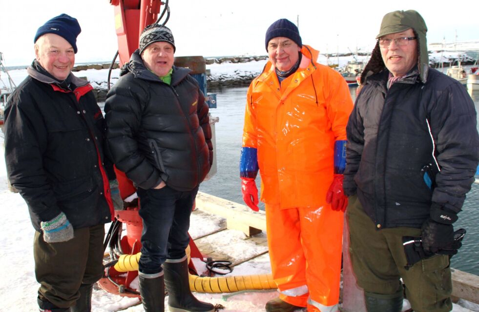Nils Einar Mathisen (til venstre), Trond Trane og Bjørnar Tolk (til høyre) følger godt med på hvordan det går med Jan Trane og de andre fiskerne som fisker ut fra Nesseby.
 Foto: Torbjørn Ittelin