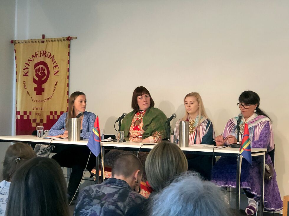 I panelet var Liisa-Rávná Finbog fra Samisk kvinnenettverk, I&#331;gá Káre Márjá Utsi fra Noereh og rådsmedlem i Sametinget, Berit Marie Eira. Ordstyrer var Susanne Normann fra I Elsa Laulas fotspor - radiodokumentar og stipendiat ved Senter for utvikling og miljø.
 Foto: Hannah Persen