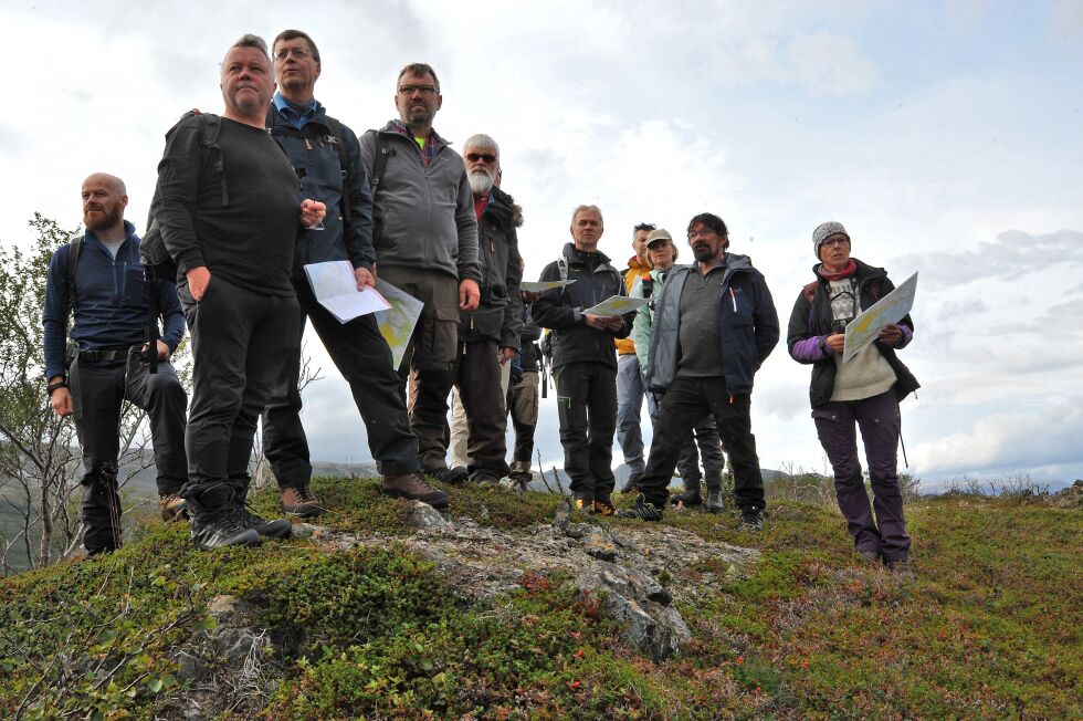 Representanter fra Finnmarkseiendommen, partenes advokater, utmarksdomstolen og grunneiere var på befaring i Gulgofjorden onsdag for å danne seg et bilde av tvisteområdet.
 Foto: Erik Brenli