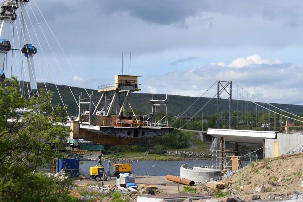Det gjenstår nå å få på plass tre elementer, tre brubjelker.
 Foto: Birgitte Wisur Olsen