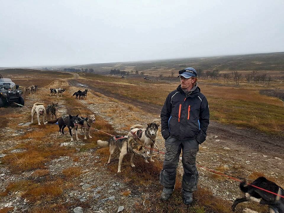 Treningsturene ble lagt innover fjellet. Her tar Jonny Beier overblikk over Máttavárri. I bakgrunnen har noen av hundekjørerne tatt pause og fyrt bål.
 Foto: Tom Hardy