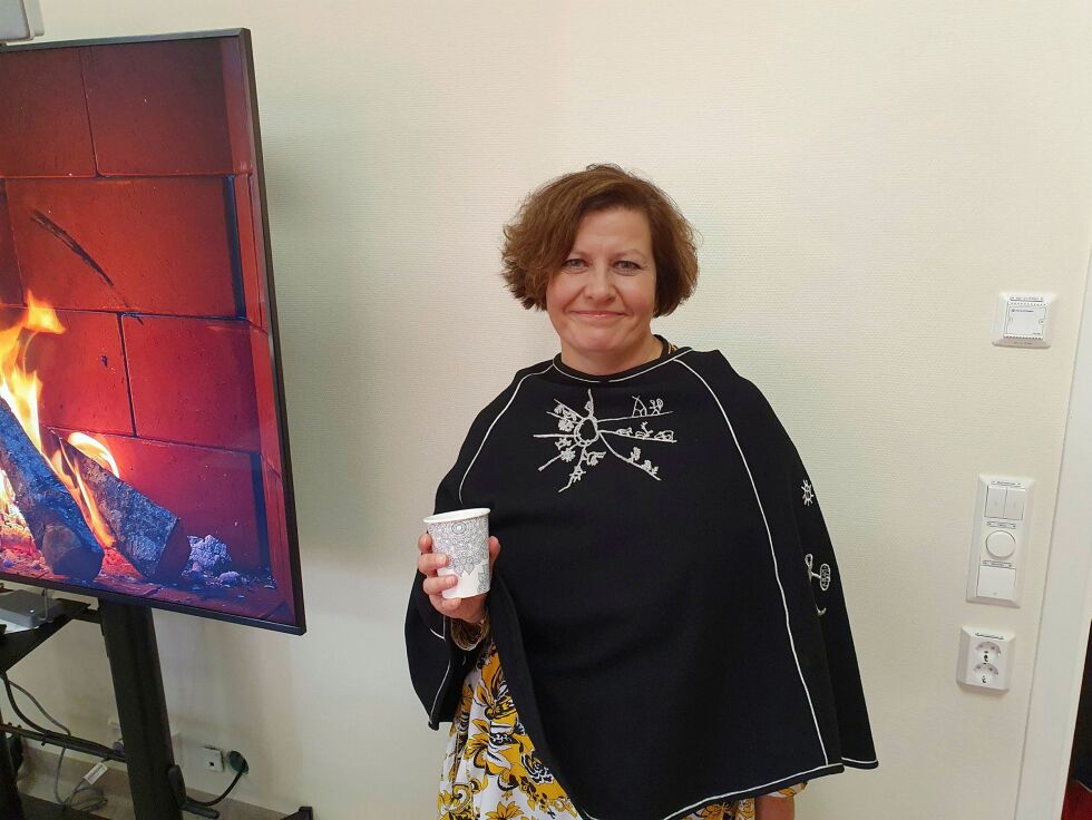 Under åpningen av tannklinikken i Tanabru nå nylig fikk Helga Pedersen sjampanje, men her er det kaffe hun drikker. Når det gjelder lovnaden fra forsvarsminister Frank Bakke-Jensen om at man kan gi sivil tilgang til Forsvarets fiberkabel mellom Rustefjelbma og Torhop venter hun imidlertid litt med å sprette sjampanjen til alt er på plass. FOTO: TOM HARDY